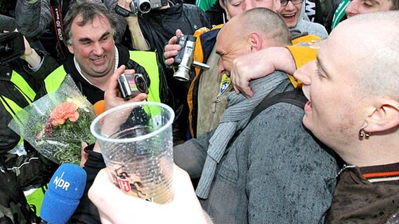 St. Paulis Trainer Holger Stanislawski wird von den Fans am Hamburger Flughafen geherzt. © fishing4 