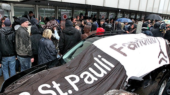 St. Paulis Fans erwarten ihre Helden bei deren Ankunft am Hamburger Flughafen. © fishing4 