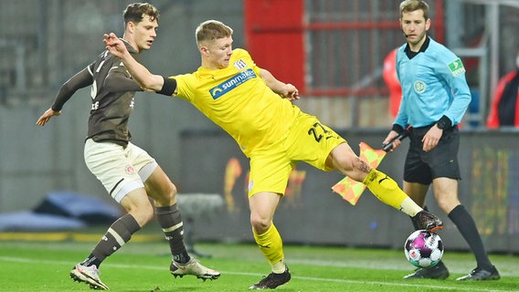 Luc Ihorst (r.) vom VfL Osnabrück im Duell mit James Lawrence vom FC St. Pauli © Witters Foto: Valeria Witters