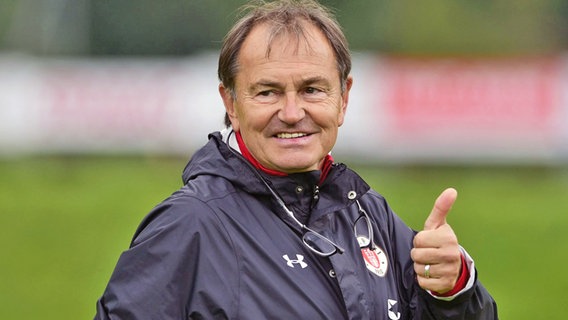 FC St. Pauli-Trainer Ewald Lienen im Trainingsalger in Maria Alm. © imago/Revierfoto 