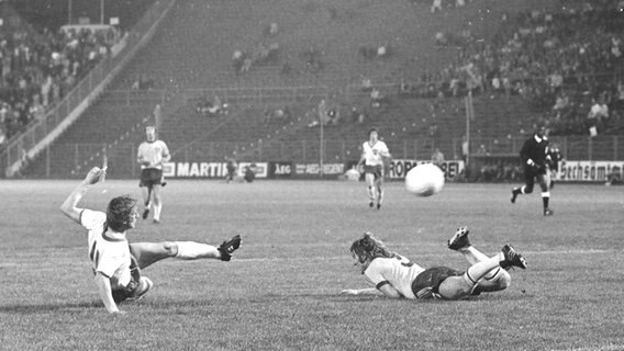 Joachim Streich (l.) trifft bei der WM 1974 in Hamburg für die DDR. © picture alliance / AP Images 
