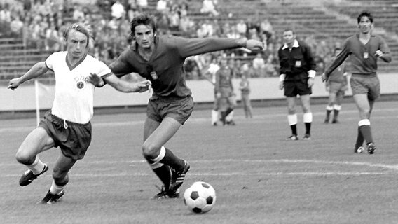 DDR-Stürmer Joachim Streich (l.) bei den Olympischen Spielen 1972 im Zweikampf © dpa Foto: Karl Schnörrer