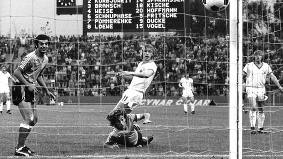 DDR-Torjäger Joachim Streich (M.) trifft bei der WM 1974 gegen Argentinien. © picture-alliance / dpa 