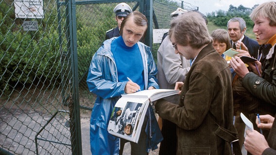 Joachim Streich schreibt bei der WM 1974 Autogramme. © imago 