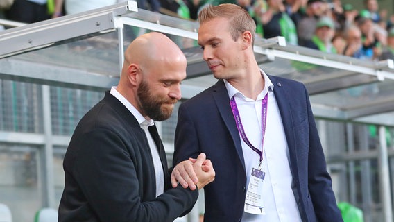 Stephan Lerch (l.), Trainer der Fußballerinnen des VfL Wolfsburg, und Twente Enschedes Coach Tommy Stroot © imago images / regios24 