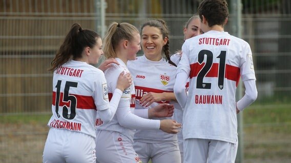 Frauen des VfB Stuttgart jubeln © IMAGO /Pressefoto Baumann 