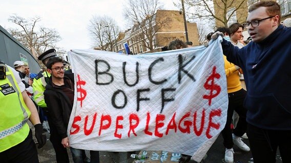 Fußballfans, die gegen die Super League protestieren © Witters 