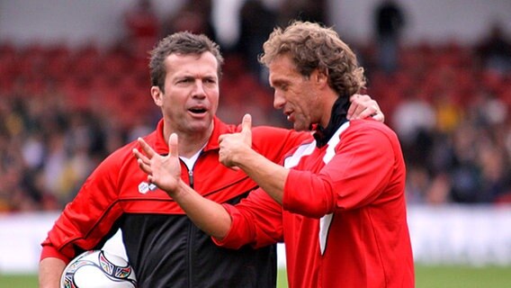 Lothar Matthäus (l.) und Thomas Doll im Gespräch beim Tag der Legenden © NDR Foto: Hanno Bode