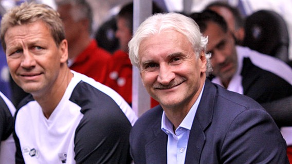 Guido Buchwald (l.) und Rudi Völler beim Tag der Legenden am Millerntor © NDR Foto: Hanno Bode