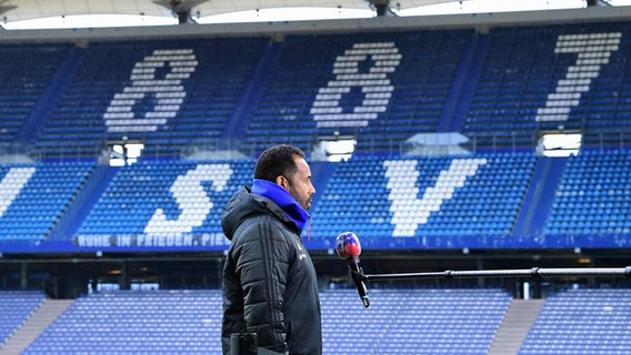 Daniel Thioune im leeren HSV-Volksparkstadion © Witters 