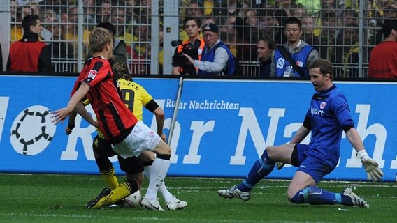 Marcel Titsch Rivero (vorne) sieht für diese Notbremse gegen Marcel Schmelzer die Rote Karte. © picture alliance / augenklick / firo Sportfoto 