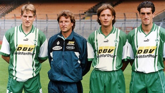 Jens Todt (r.) 1996 als Neuzugang bei Werder Bremen, neben Andreas Herzog, Trainer Dixi Dörner und Heimo Pfeifenberg (v.l.). © Witters 