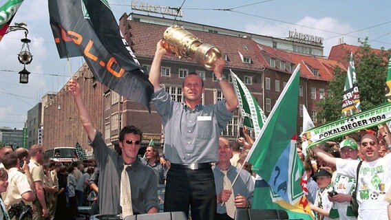 Jens Todt (l.) 1999 nach dem DFB-Pokal-Sieg mit Werder Bremen © imago/Jaspersen 