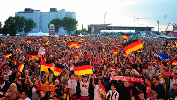 Zuschauer beim Fan-Fest auf dem Heiligengeistfeld in Hamburg © imago / Revierfoto Foto: Revierfoto