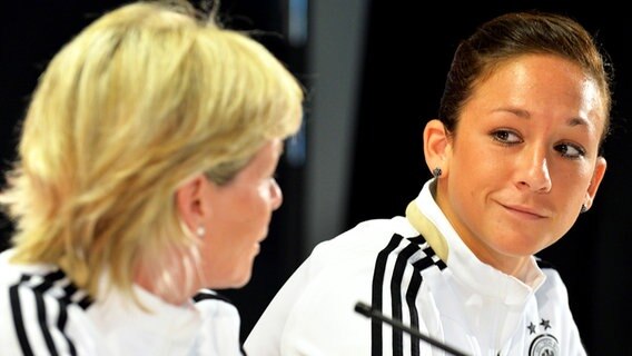 Bundestrainerin Silvia Neid (l.) und Nationalspielerin Nadine Keßler © dpa-Bildfunk Foto: Carmen Jaspersen