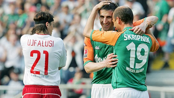 Der HSV kassiert in Bremen am 1. Mai 2004 eine blamable 0:6-Klatsche. Links: HSV-Spieler Tomas Ujfalusi. Jubel bei Johan Micoud und Victor Skripnik (r.) © dpa 