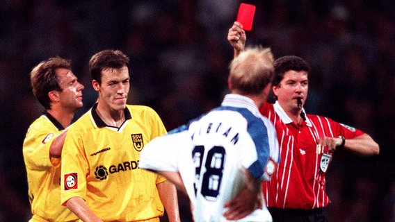 Schiedsrichter Herbert Fandel (r.) schickt Ulms Uwe Grauer (2.v.l.) vom Platz. © IMAGO / Camera 4 