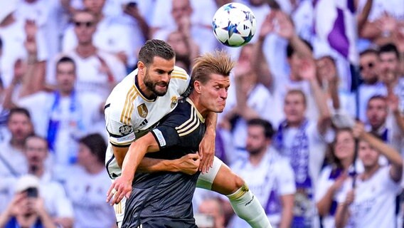 Kevin Behrens (r.) von Union Berlin im Duell mit Real Madrids Nacho © picture alliance/dpa/AP | Manu Fernandez 