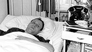 Uwe Seeler im Krankenhaus nach seiner Achillessehnenverletzung 1965 © dpa 