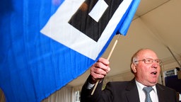 Uwe Seeler mit HSV-Fahne Uwe Seeler mit HSV-Fahne © dpa