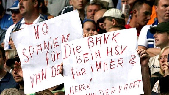 HSV-Fans protestieren gegen Rafael van der Vaart, der nach Valencia wechseln möchte. © dpa 