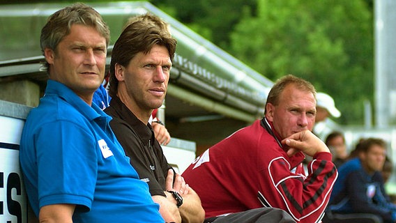 Rostock-Coach Armin Veh (l.) mit Co-Trainer Wolfgang Funkel (Mitte) und Torwarttrainer Perry Bräutigam © imago/DC 