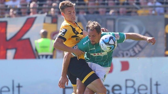 Ulrich Taffertshofer (VfB Luebeck) (r.) im Zweikampf mit Dresdens Jacob Lemmer. © imago images Foto: Susanne hübner