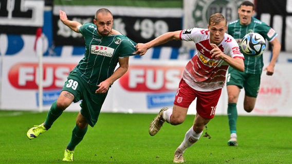 Pascal Breier (39, VfB Lübeck ) Louis Breunig (16, SSV Jahn Regensburg ) © Imago / Zink 