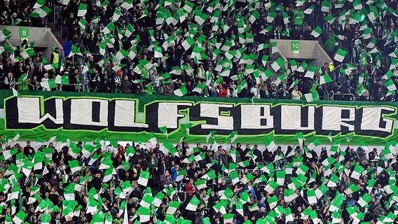 Choreografie der Wolfsburger Fans im Stadion  