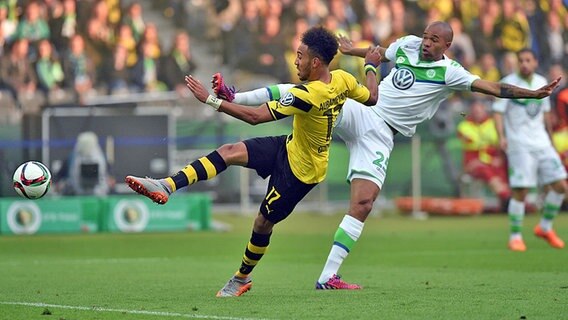 Pierre-Emerick Aubameyang (l.) trifft gegen Wolfsburg. © dpa - Bildfunk Foto: Maurizio Gambarini