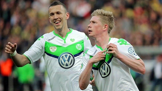 Wolfsburgs Kevin De Bruyne (r.) und Ivan Perisic bejubeln einen Treffer. © dpa - Bildfunk Foto: Michael Kappeler