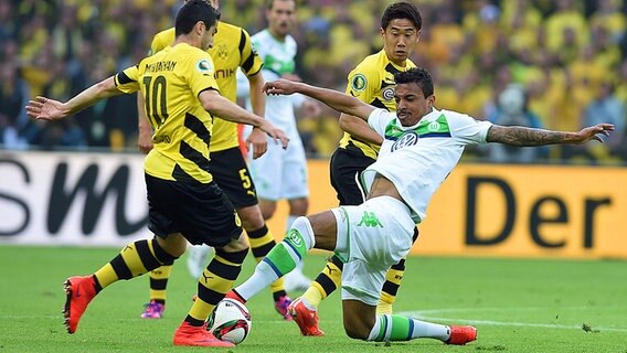 Wolfsburgs Luiz Gustavo (r.) beim Zweikampf gegen Dortmunds Henrikh Mkhitaryan (l.) © Witters Foto: TimGroothuis