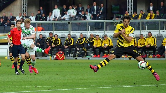 Wolfsburgs Kevin De Bruyne (l.) trifft gegen Dortmund. © Fishing4 