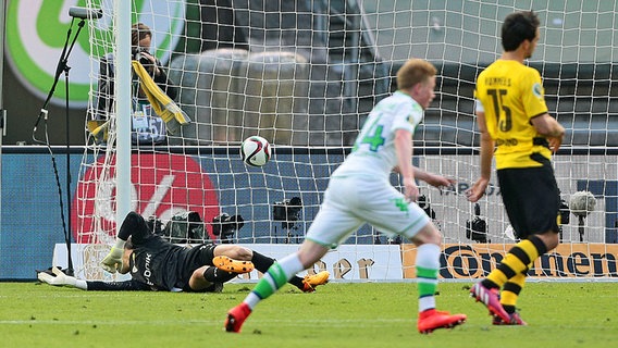 Wolfsburgs Kevin De Bruyne (M.) trifft gegen Dortmund. © Fishing4 