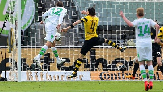 Wolfsburgs Bas Dost (l.) trifft gegen Dortmund. © Fishing4 