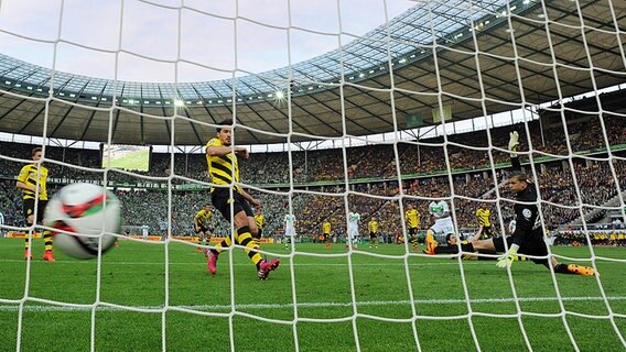 Wolfsburgs Luiz Gustavo (3.v.r.) trifft gegen Dortmund. © Witters Foto: ValeriaWitters