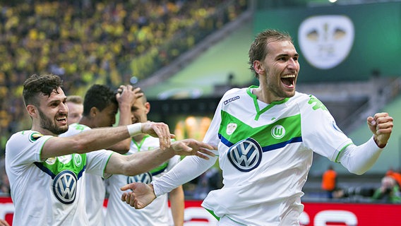 Wolfsburgs Bas Dost (r.) bejubelt einen Treffer gegen Dortmund. © imago/Moritz Müller 