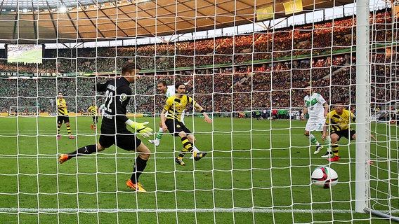 Wolfsburgs Bas Dost (M., verdeckt) trifft gegen Dortmund. © Fishing4 