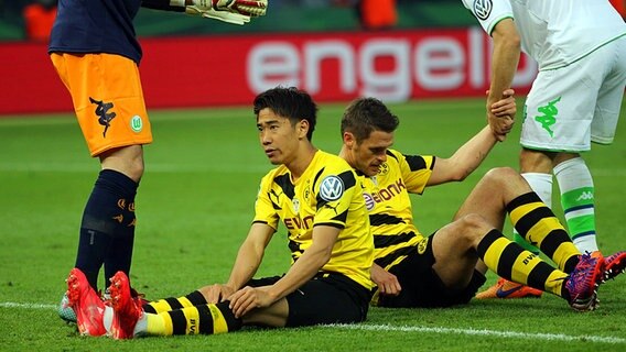 Dortmunds Shinji Kagawa (l.) und Sebastian Kehl sitzen auf dem Boden. © dpa - Bildfunk Foto: Kay Nietfeld