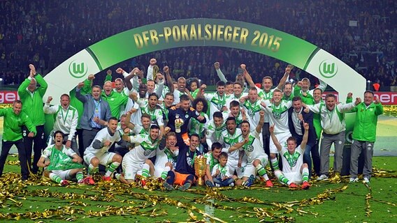 Wolfsburgs Spieler feiern den DFB-Pokalsieg. © dpa - Bildfunk Foto: Lukas Schulze