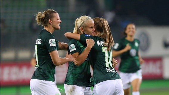 Jubel bei den Spielerinnen des VfL Wolfsburg. Jubel bei den Spielerinnen des VfL Wolfsburg. © imago/regios24 Foto: imago/regios24