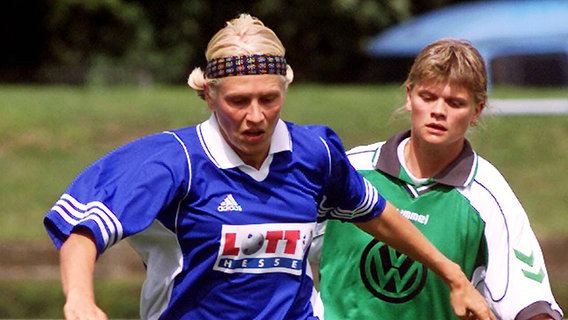 Tatjana Polze (r.) im Duell mit Frankfurts Doris Fitschen © imago / Alfred Harder 