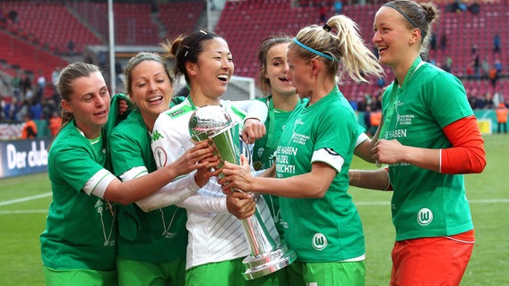 Die Wolfsburgerinnen Noelle Maritz, Vanessa Bernauer, Yuki Ogimi, Lina Magull, Julia Simic und Almuth Schult nach dem DFB-Pokalsieg 2015. © picture alliance / augenklick/firo Sportphoto Foto: firo Sportphoto/Ralf Ibing