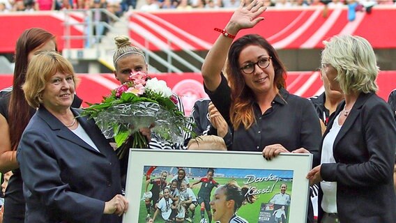 Nadine Keßler (zweite von r.) wird von der Nationalmannschaft verabschiedet © imago/foto2press 
