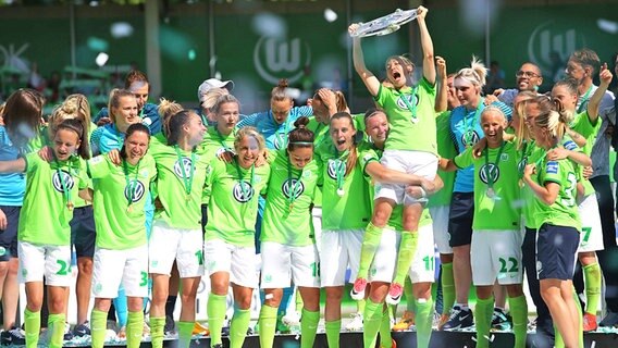 Die Fußballerinnen des VfL Wolfsburg bejubeln die Meisterschaft © imago/regios24 
