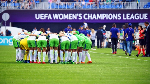 Wolfsburgs Spielerinnen stehen vor dem Anpfiff zusammen. © dpa - Bildfunk Foto: Ina Fassbender