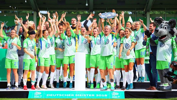 Wolfsburgs Spielerinnen feiern die Meisterschaft. © imago/regios24 Foto: Darius Simka/regios24