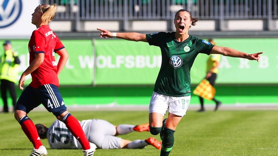 Wolfsburgs Ewa Pajor bejubelt einen Treffer. © imago/regios24 Foto: Darius Simka/regios24