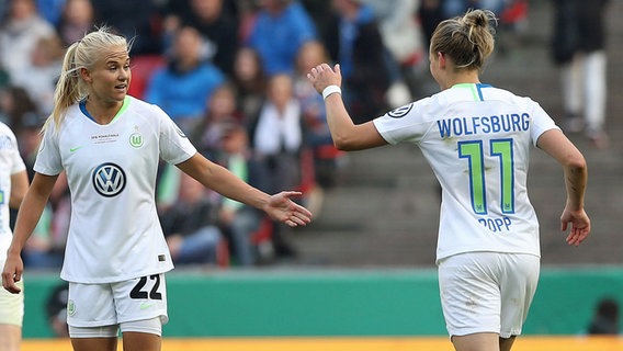 Die Wolfsburger Fußballerinnen Pernille Harder (l.) und Alexandra Popp. © picture alliance / augenklick 