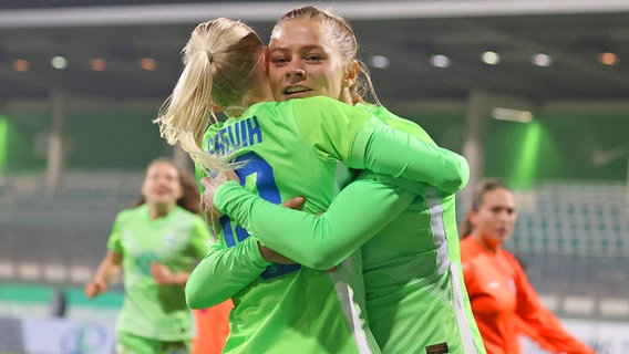 Wolfsburgs Fridolina Rolfö (r.) und Karina Saevik feiern einen Treffer gegen Subotica. © imago images / Hübner 